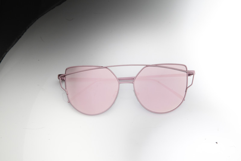Fotoğrafçı Parlak Ürünler İçin Yansımayı Engelleyen Kutu İcat Etti 11 10.before glasses 800x534 1