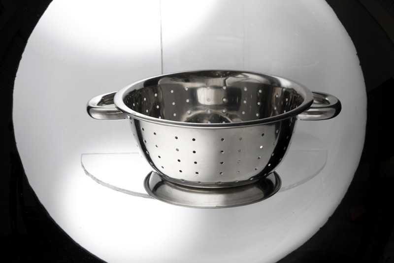 Fotoğrafçı Parlak Ürünler İçin Yansımayı Engelleyen Kutu İcat Etti 9 8.before colander 800x534 1