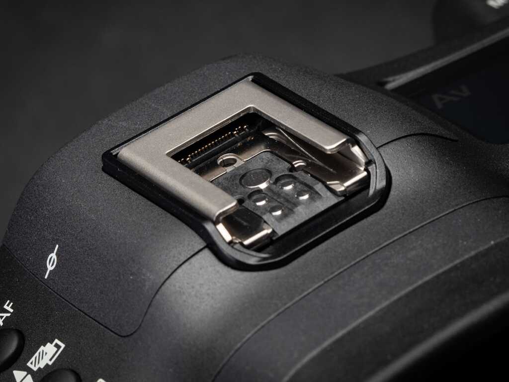 Canon EOS R3 ve Canon EOS R5 karşılaştırıldığında 2 Canon EOS R3 multi purpose hot shoe