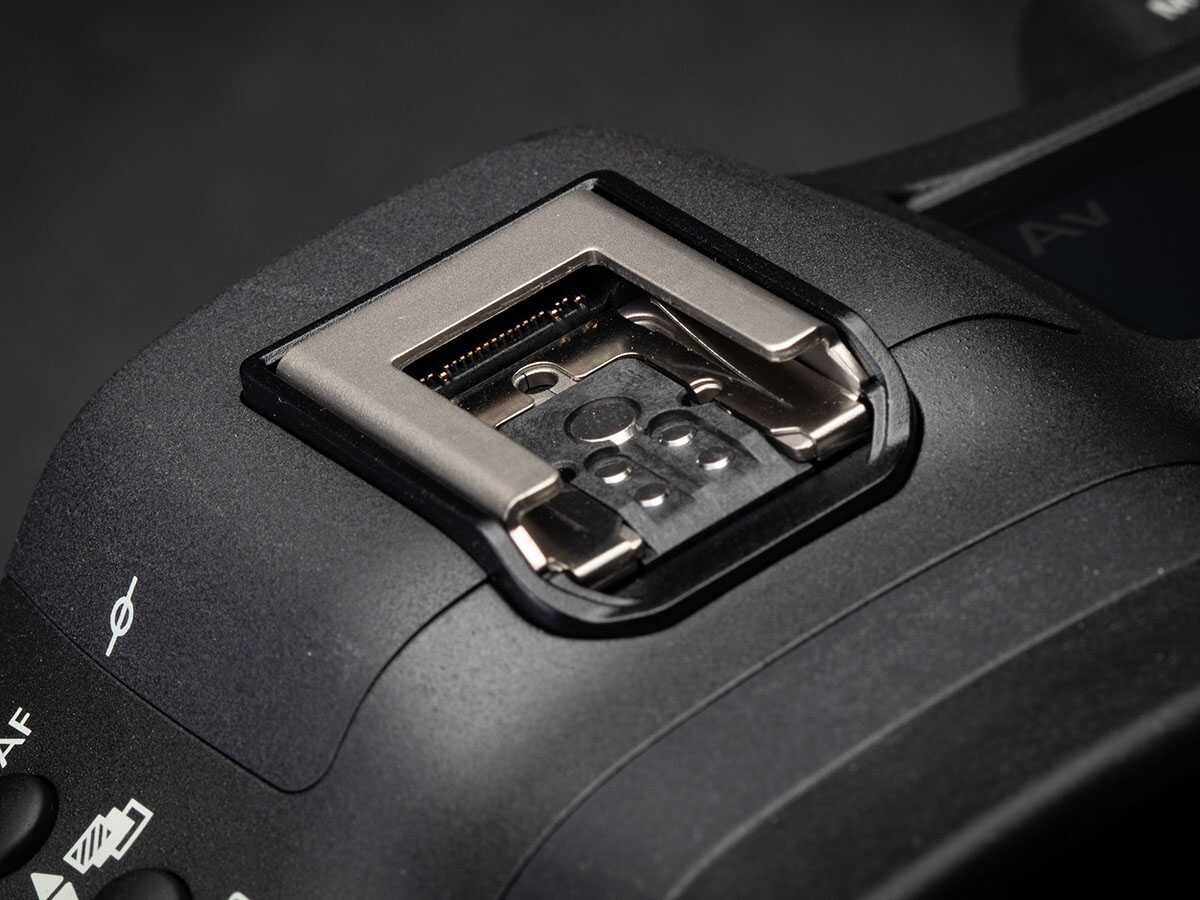 Canon_EOS_R3_multi-purpose_hot_shoe
