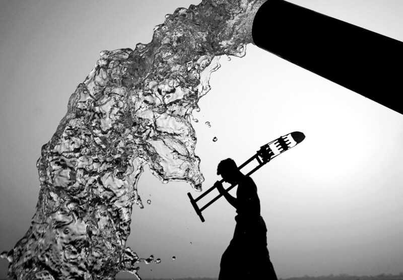Kelebeklerle Çevrili Goril 2021 Küresel Fotoğraf Yarışmasını Kazandı 14 Water 1 KAZI ARIFUJJAMAN 800x556 1