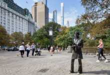 Diane Arbus, Central Park'ta gerçek boyutlu bronz heykelle onurlandırıldı 2 diane arbus statue banner
