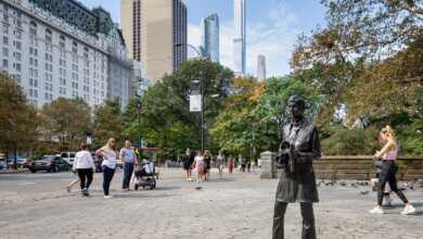 Diane Arbus, Central Park'ta gerçek boyutlu bronz heykelle onurlandırıldı 11 diane arbus statue banner
