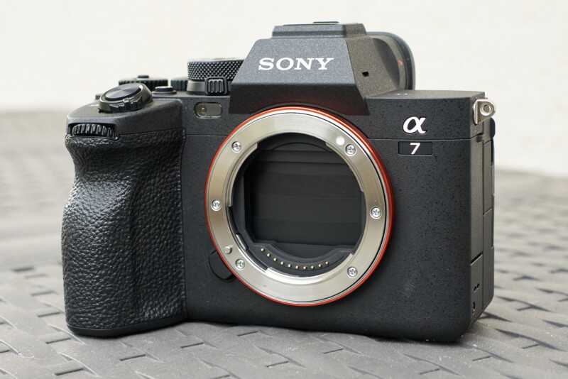 Sony Alpha 7 IV İncelemesi 5 sony alpha 7 iv a7iv camera front shutter closed 800x534 1