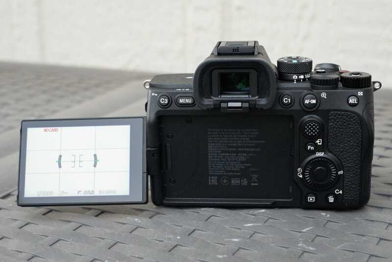 Sony Alpha 7 IV İncelemesi 8 sony alpha 7 iv a7iv camera rear flip out screen 800x534 1