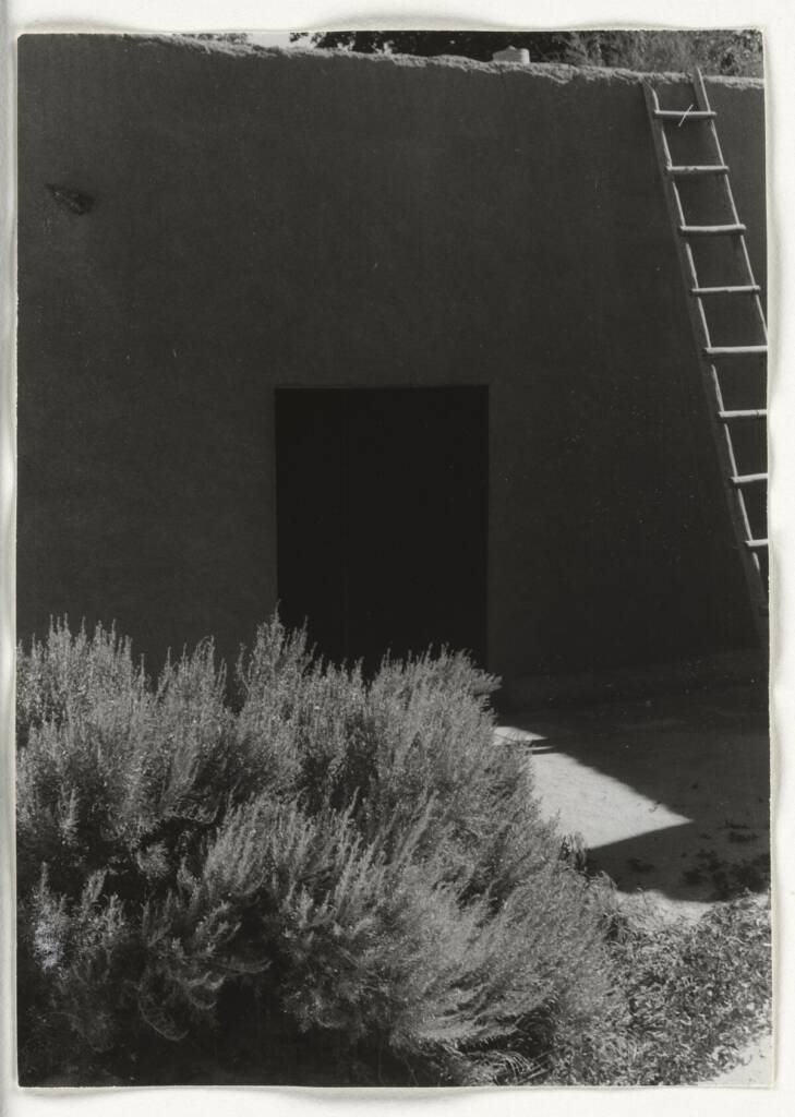 Georgia O'Keeffe'den Nadir ve Büyük ölçüde Görülmemiş Fotoğraflar Dizisi 7 10 OKeeffe Salita Door EX 2021 GO 119