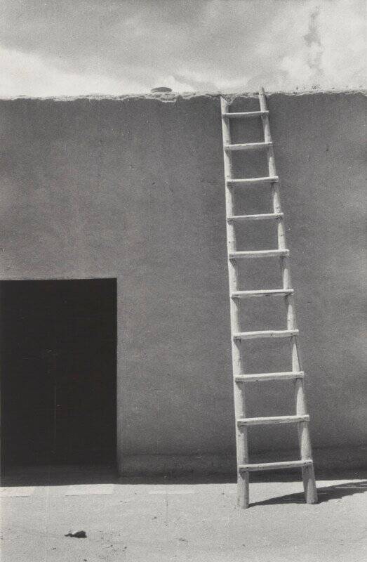 Georgia O'Keeffe'den Nadir ve Büyük ölçüde Görülmemiş Fotoğraflar Dizisi 6 11 OKeeffe Ladder against Wall EX 2021 GO 069 523x800 1