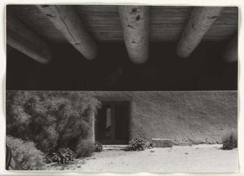 Georgia O'Keeffe'den Nadir ve Büyük ölçüde Görülmemiş Fotoğraflar Dizisi 23 12 OKeeffe Garage Vigas and Studio Door EX 2021 GO 116