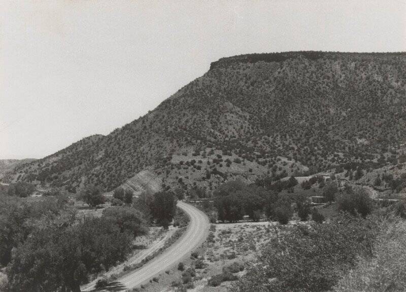 Georgia O'Keeffe'den Nadir ve Büyük ölçüde Görülmemiş Fotoğraflar Dizisi 22 13 OKeeffe Road from Abiquiu EX 2021 GO 026 800x576 1