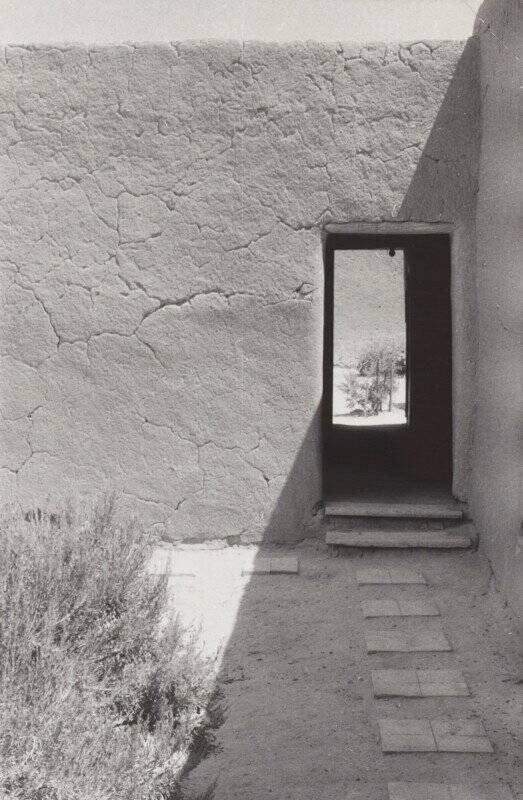Georgia O'Keeffe'den Nadir ve Büyük ölçüde Görülmemiş Fotoğraflar Dizisi 21 14 OKeeffe North Patio Corner EX 2021 GO 060 523x800 1
