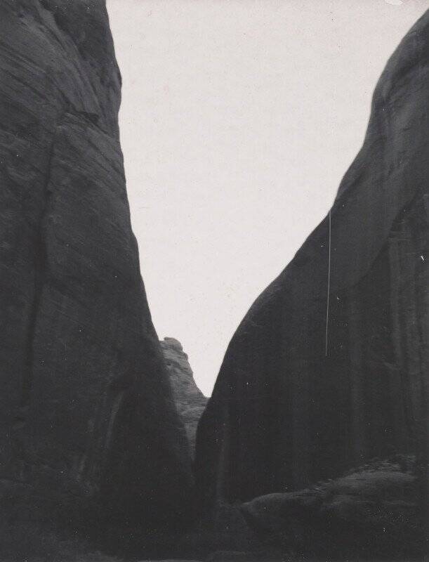 Georgia O'Keeffe'den Nadir ve Büyük ölçüde Görülmemiş Fotoğraflar Dizisi 20 15 OKeeffe Forbidding Canyon EX 2021 GO 052 611x800 1