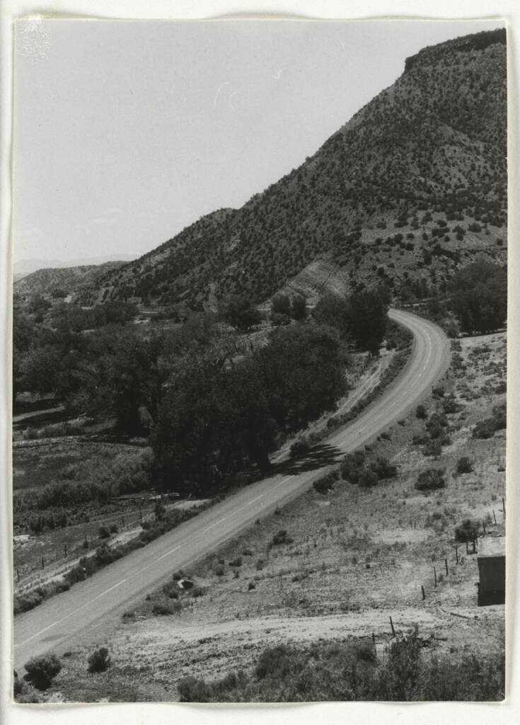Georgia O'Keeffe'den Nadir ve Büyük ölçüde Görülmemiş Fotoğraflar Dizisi 14 21 OKeeffe Road out Bedroom Window EX 2021 GO 118 1