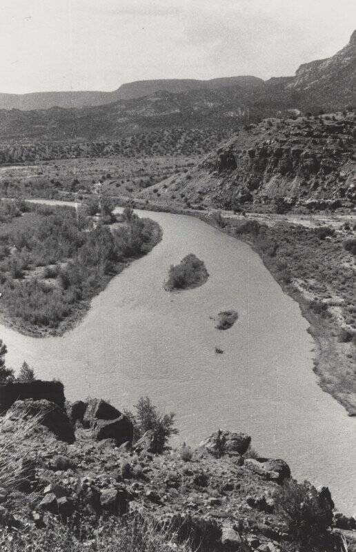 Georgia O'Keeffe'den Nadir ve Büyük ölçüde Görülmemiş Fotoğraflar Dizisi 13 22 OKeeffe Chama River EX 2021 GO 075 516x800 1