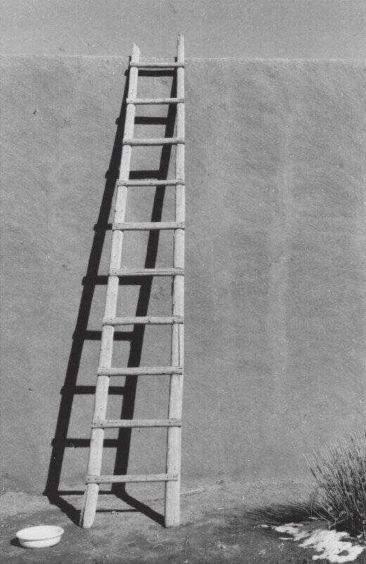 Georgia O'Keeffe'den Nadir ve Büyük ölçüde Görülmemiş Fotoğraflar Dizisi 12 4 OKeeffe Ladder against Studio Wall EX 2021 GO 031 520x800 1