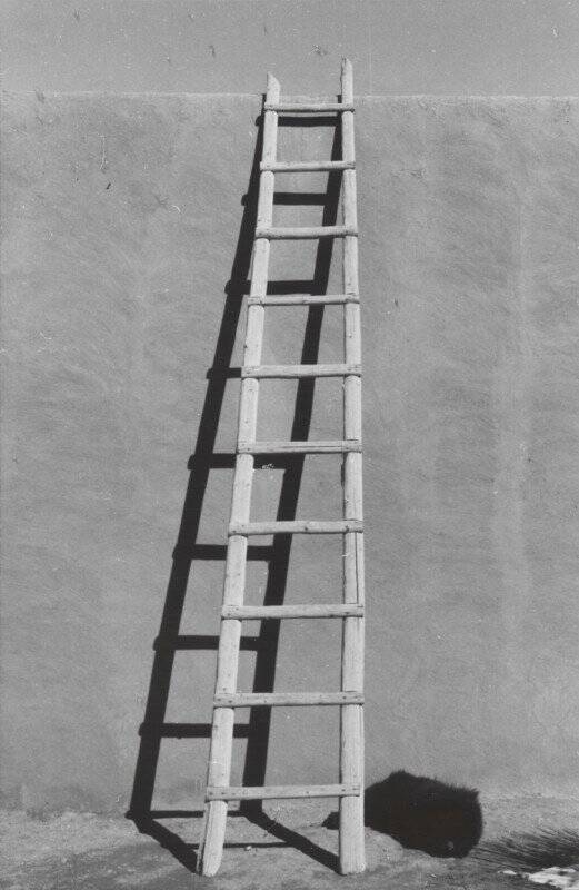 Georgia O'Keeffe'den Nadir ve Büyük ölçüde Görülmemiş Fotoğraflar Dizisi 11 5 OKeeffe Ladder against Studio Wall EX 2021 GO 032 521x800 1
