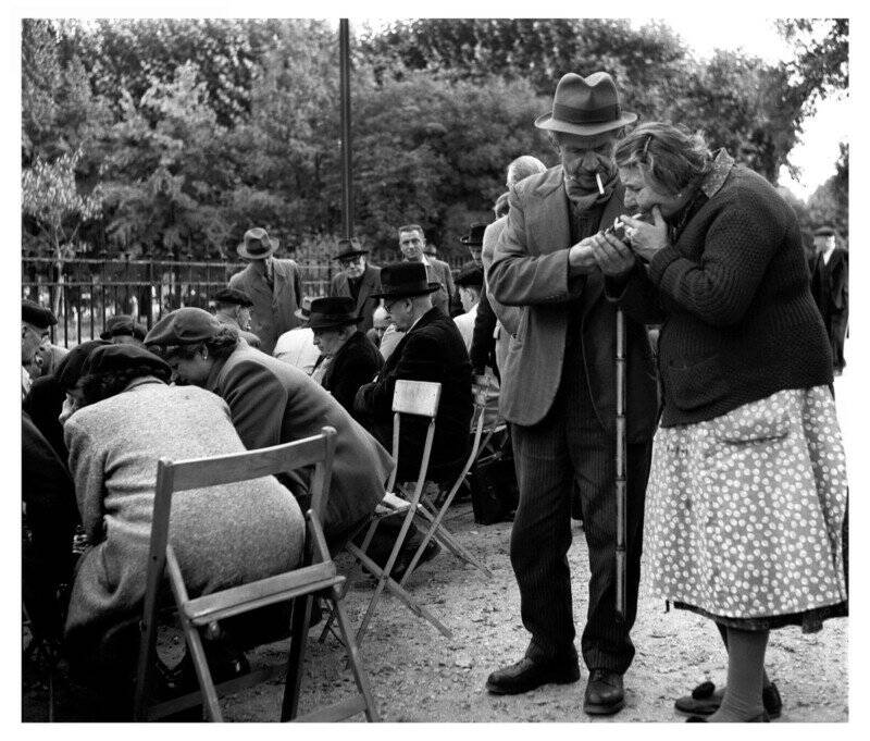 Sokak Fotoğrafçılığı Simgesi Sabine Weiss 97 Yaşında Öldü 4 Jardin des Tuileries Paris 1952©Sabine Weiss 800x681 1
