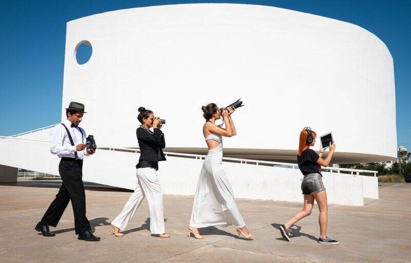 Baskılardan NFT'lere: Fotoğrafın Dijital Çağdaki Yolculuğu 3 photographers walking in a line 800x513 1