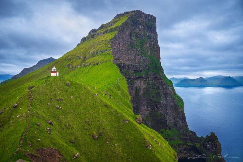 Faroe Adaları'nın Canlı, Yemyeşil Manzarasını Fotoğraflamak 7 A Guide From Above Ocean Lighthouse Faroe Islands Gintchin Fine Art 800x534 1