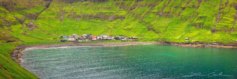 Faroe Adaları'nın Canlı, Yemyeşil Manzarasını Fotoğraflamak 15 Fairytale Living Fairytale Village Faroe Islands Gintchin Fine Art 800x267 1