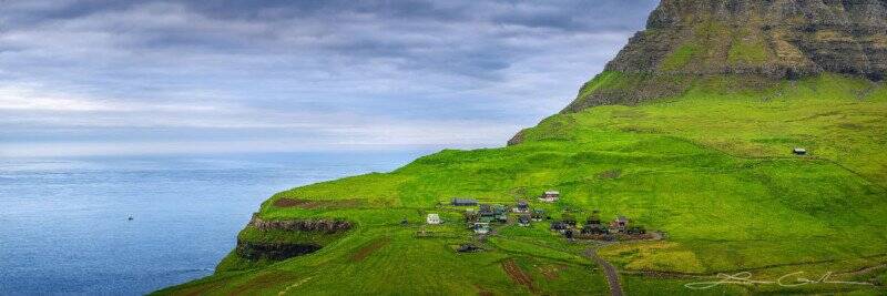 Faroe Adaları'nın Canlı, Yemyeşil Manzarasını Fotoğraflamak 18 Far And Away Faroe Islands Village Gintchin Fine Art 800x267 1