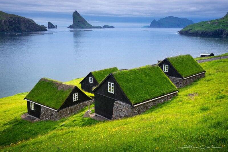 Faroe Adaları'nın Canlı, Yemyeşil Manzarasını Fotoğraflamak 6 Hobbit Fantasy Green Roof Cottages Faroe Islands Gintchin Fine Art 800x534 1