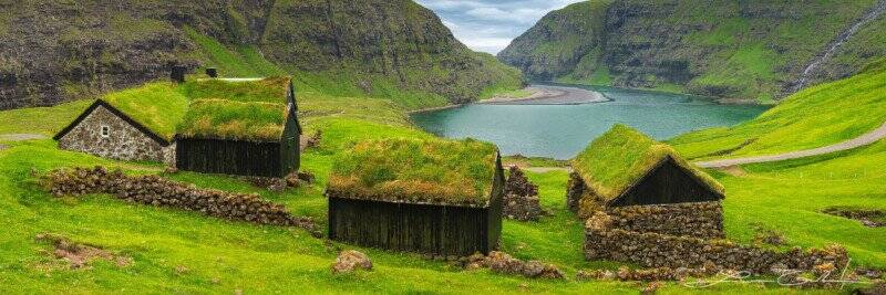 Faroe Adaları'nın Canlı, Yemyeşil Manzarasını Fotoğraflamak 17 OnceUpon A Time Grass Roof Houses Faroe Islands Gintchin Fine Art 800x267 1