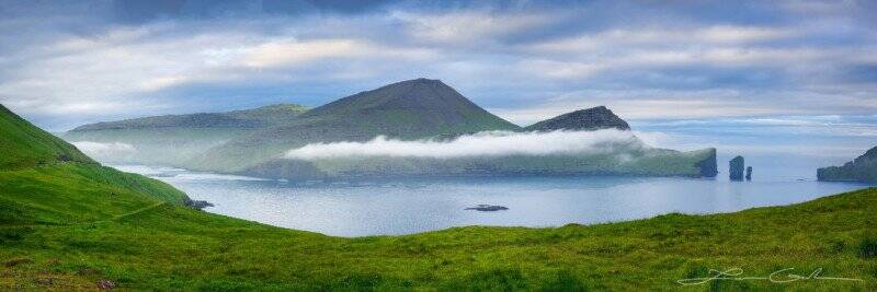 Faroe Adaları'nın Canlı, Yemyeşil Manzarasını Fotoğraflamak 4 Serenity Fjord Faroe Island Gintchin Fine Art 800x267 1