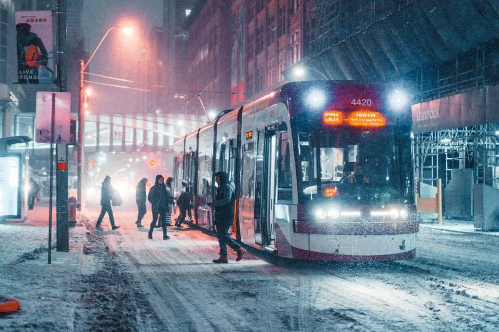 Gece Fotoğrafları Nasıl Çekilir? 2 Toronto snow fall with street car at night