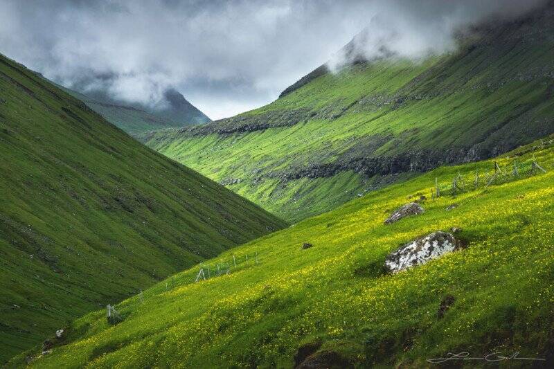 Faroe Adaları'nın Canlı, Yemyeşil Manzarasını Fotoğraflamak 9 Where Hobbits Roam Land Faroe Islands Gintchin Fine Art 800x533 1
