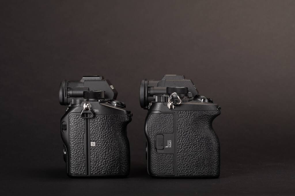 Sony a7 IV vs a7R III grips