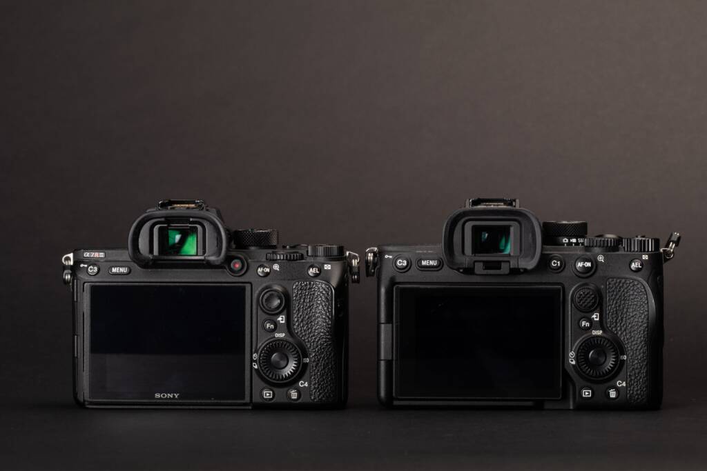 Sony a7 IV vs a7R III rear