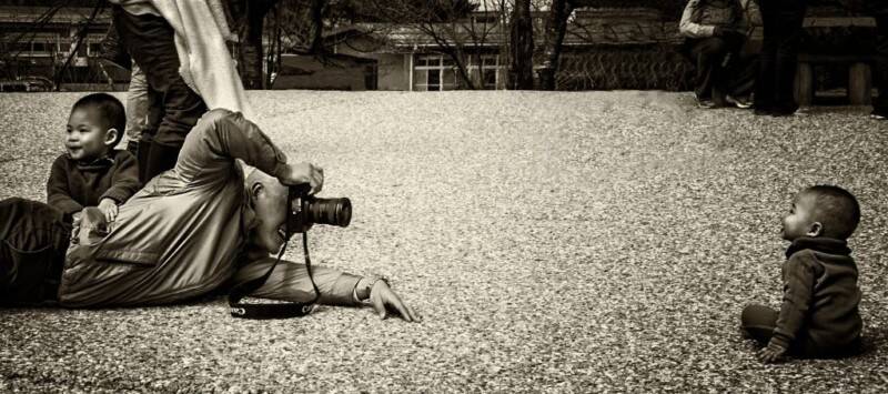 Sokak Fotoğraflarında İnsanlığı Yakalamak İçin İpuçları 10 decisive moment street photo by charles levie 15 800x355 1
