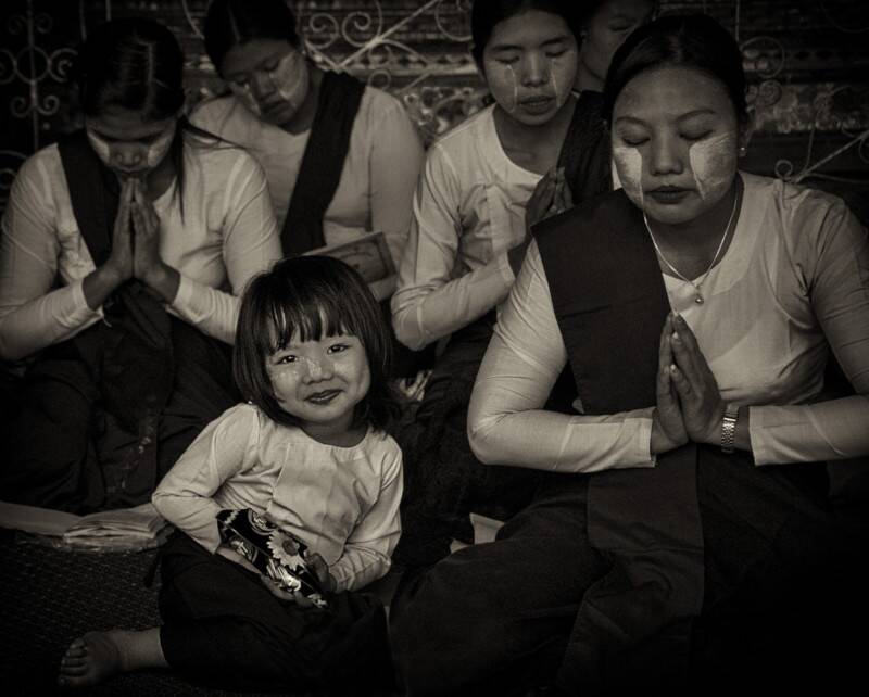 Sokak Fotoğraflarında İnsanlığı Yakalamak İçin İpuçları 15 decisive moment street photo by charles levie 16 800x642 1
