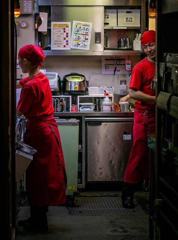 Sokak Fotoğraflarında İnsanlığı Yakalamak İçin İpuçları 18 decisive moment street photo by charles levie 17 595x800 1