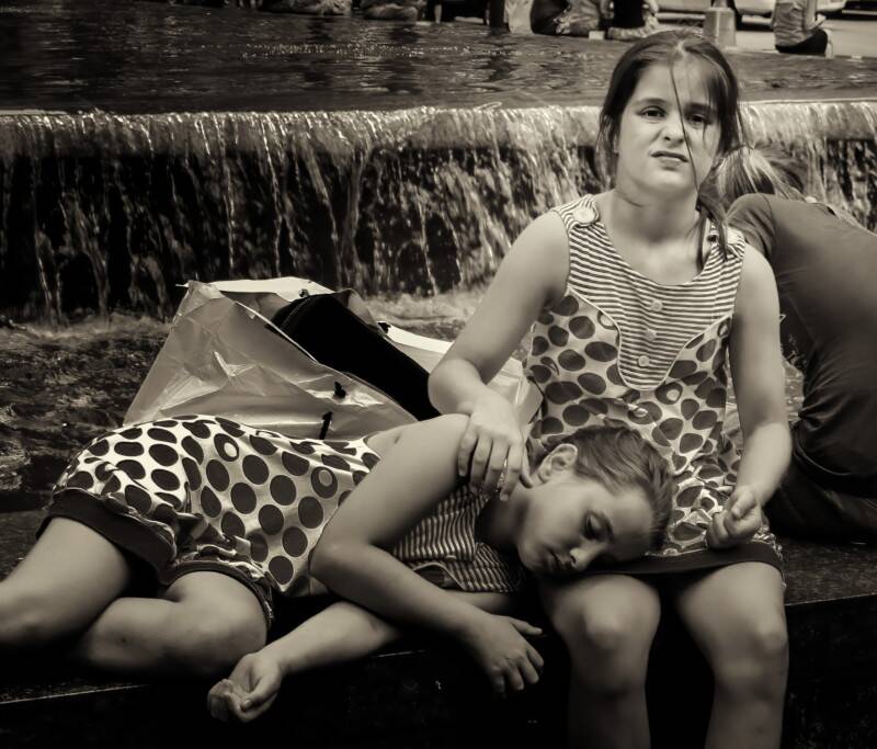 Sokak Fotoğraflarında İnsanlığı Yakalamak İçin İpuçları 5 decisive moment street photo by charles levie 18 800x683 1