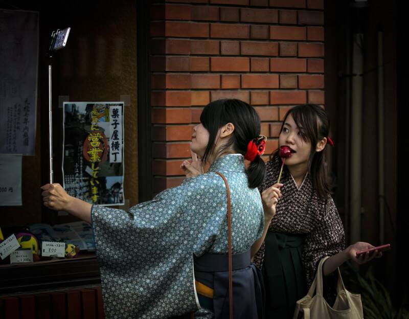Sokak Fotoğraflarında İnsanlığı Yakalamak İçin İpuçları 19 decisive moment street photo by charles levie 19 800x624 1