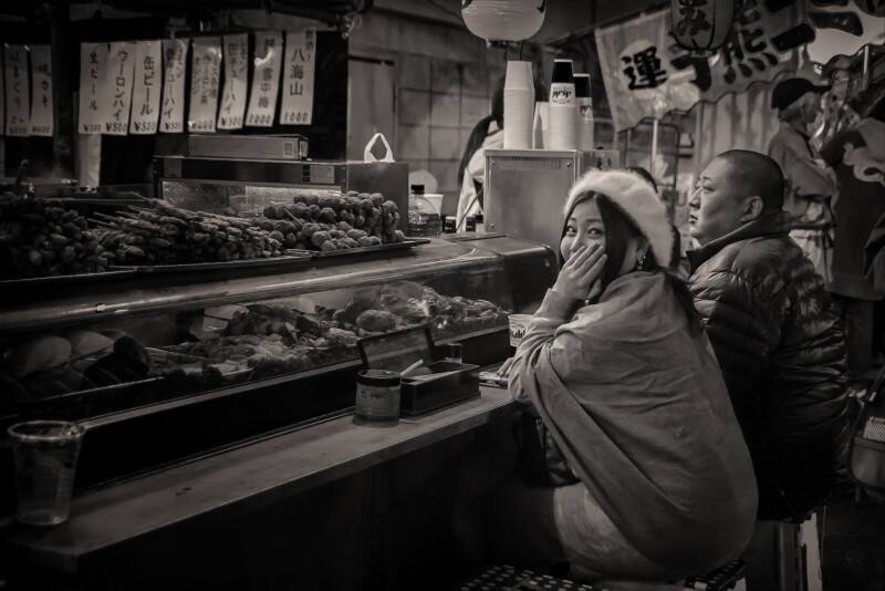 Sokak Fotoğraflarında İnsanlığı Yakalamak İçin İpuçları 22 decisive moment street photo by charles levie 2 800x534 1