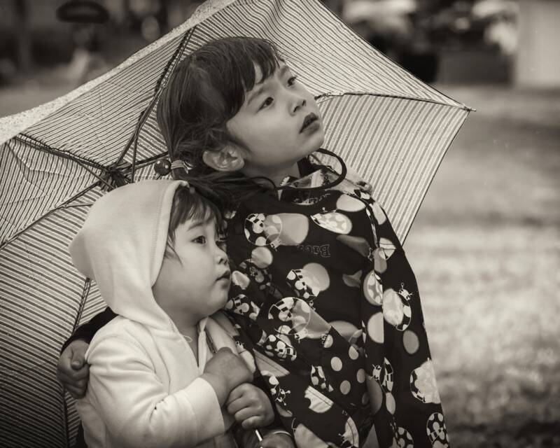 Sokak Fotoğraflarında İnsanlığı Yakalamak İçin İpuçları 11 decisive moment street photo by charles levie 23 800x640 1