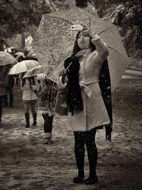 Sokak Fotoğraflarında İnsanlığı Yakalamak İçin İpuçları 26 decisive moment street photo by charles levie 31 597x800 1