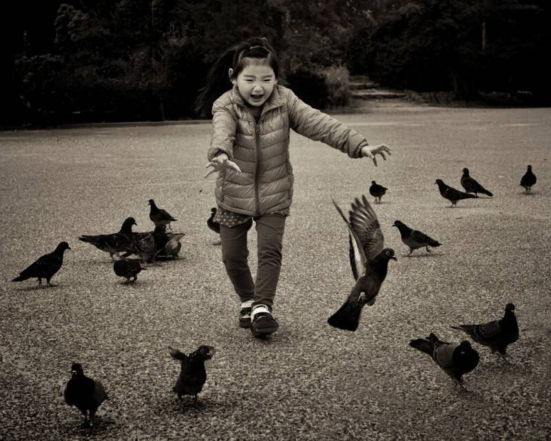 Sokak Fotoğraflarında İnsanlığı Yakalamak İçin İpuçları 8 decisive moment street photo by charles levie 32 800x641 1