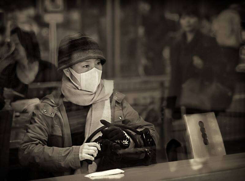 Sokak Fotoğraflarında İnsanlığı Yakalamak İçin İpuçları 20 decisive moment street photo by charles levie 4 800x590 1