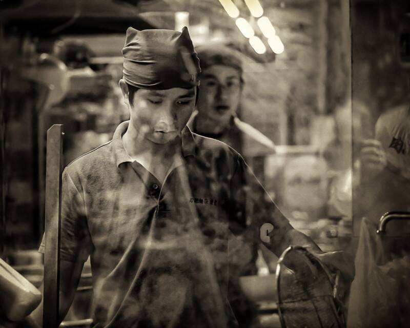Sokak Fotoğraflarında İnsanlığı Yakalamak İçin İpuçları 21 decisive moment street photo by charles levie 5 800x640 1