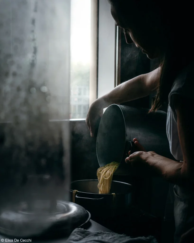 18 Elisa De Cecchi Draining pasta by the window