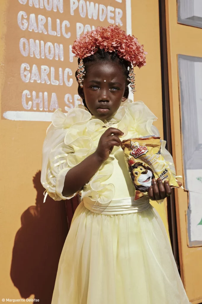 Pink Lady Yılın Yemek Fotoğrafçısı 2022 21 22 Marguerite Oelofse Flower girl with a packet of Simba chippies