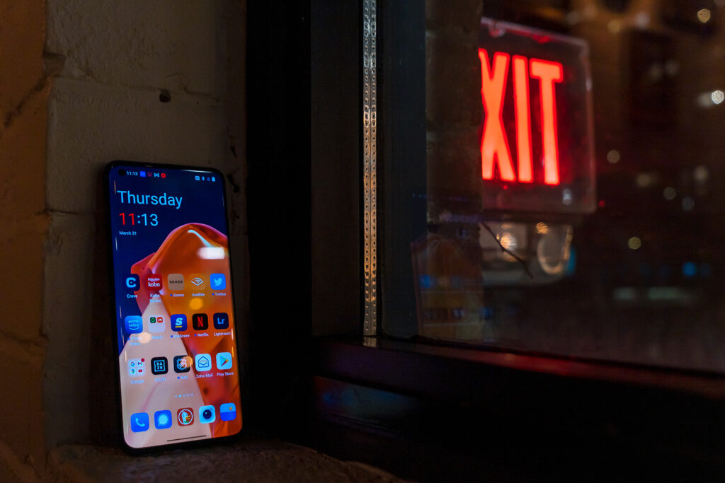 OnePlus 10 Pro Akıllı Telefon İncelemesi 3 OnePlus 10 Pro propped up