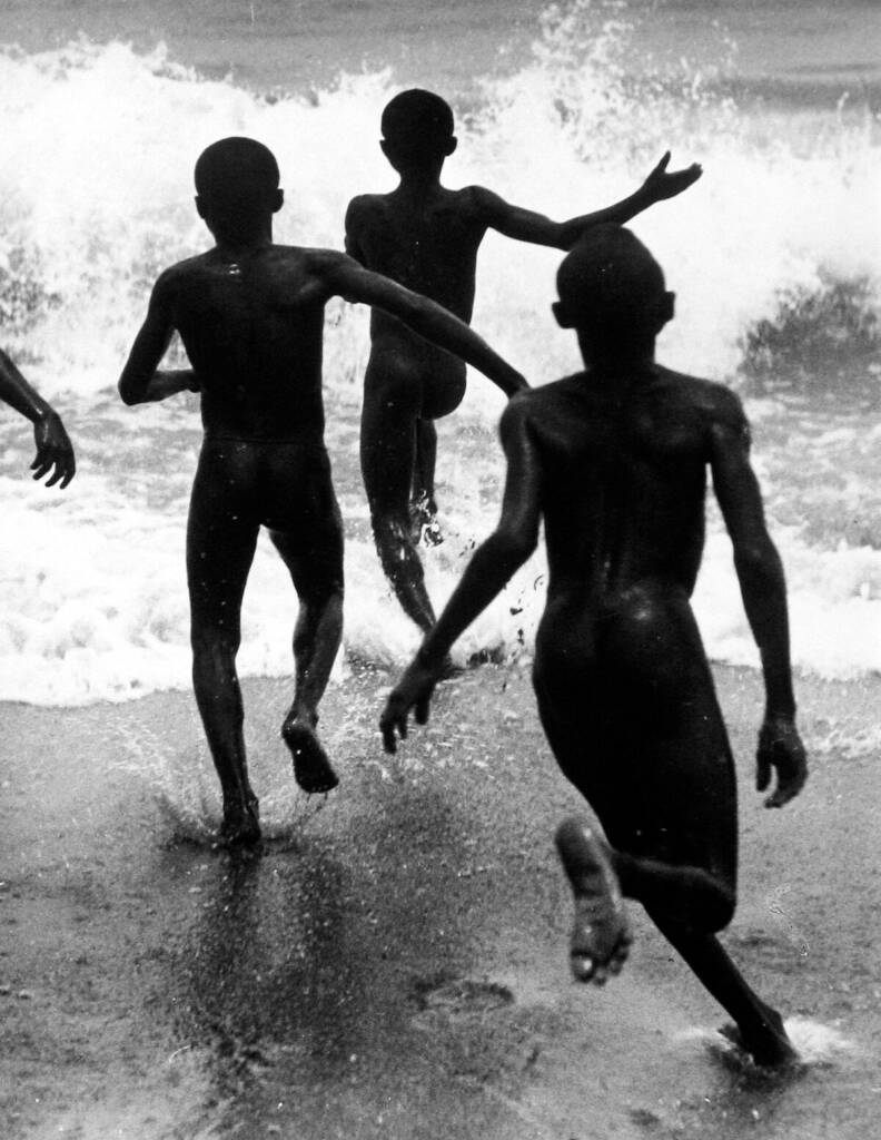 Siyah Beyaz Fotoğrafın Kısa Tarihi 15 Three Boys at Lake Tanganyika C.1930 © Martin Munkacsi