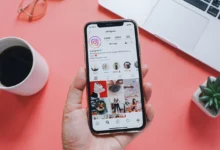 Instagram, Gönderileri Profillere Sabitleme Yeteneğini Test Ediyor 15 instagram on phone over pink table