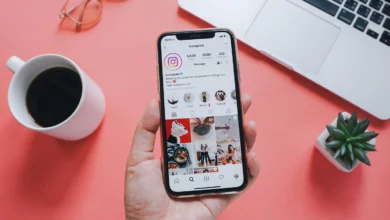 Instagram, Gönderileri Profillere Sabitleme Yeteneğini Test Ediyor 2 instagram on phone over pink table