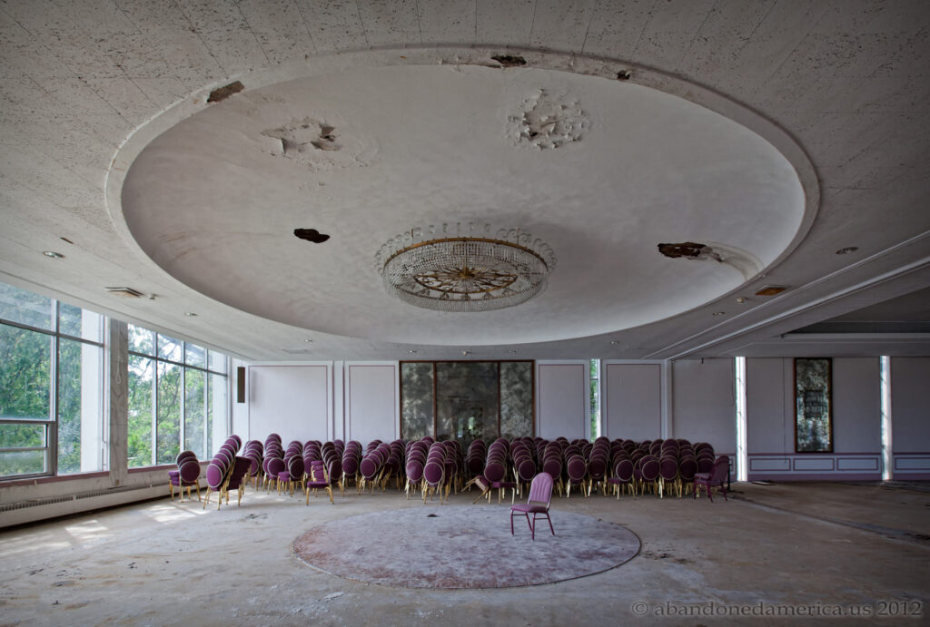 Matthew Christopher : Terk Edilmiş Amerika 11 Fallside Hotel