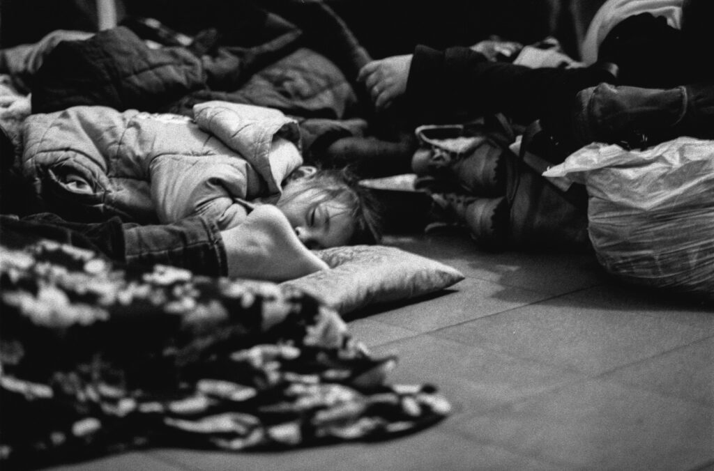 Belgesel Fotoğraf için Gözlem ve İnceleme 3 Sleeping Family in Lviv Station
